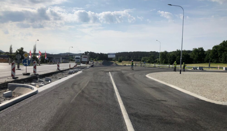 V Jestřebí dokončují stavbu kruhového objezdu, křižovatka patřila k nejnebezpečnějším v kraji
