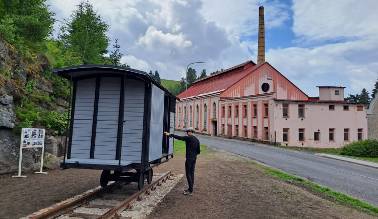 Nákladní vagónek u překladiště.