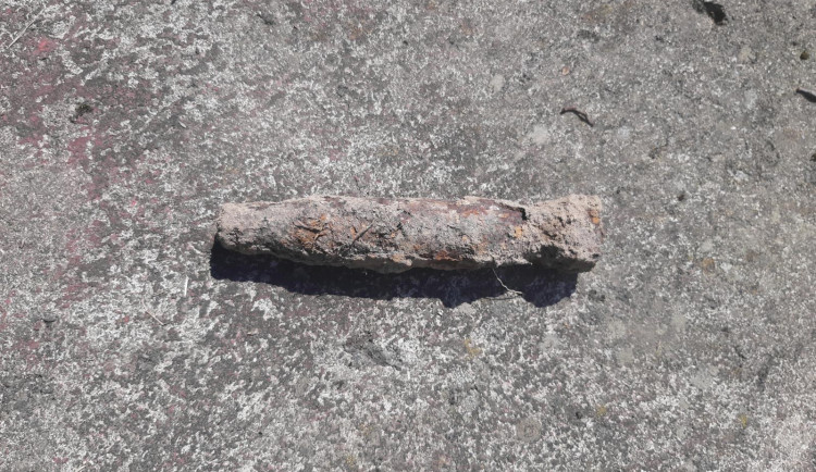 Při práci na zahradě vykopal leteckou pumu. Nakonec šlo o část hasicího přístroje