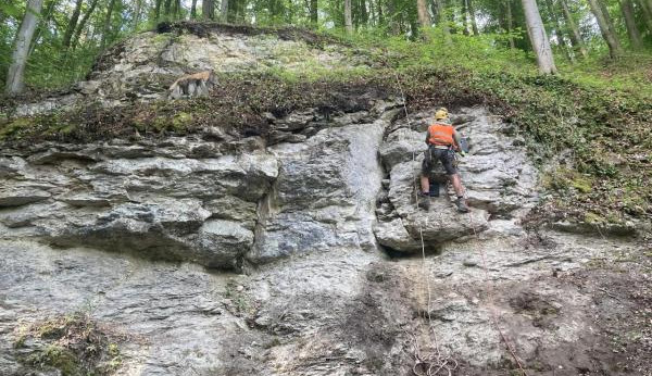 Sanační práce na skalním masivu v Dolánkách.