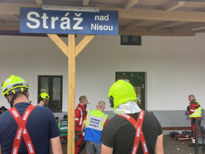 Na přejezdu ve Stráži se střetl vlak s nákladním autem, na místě jsou zranění