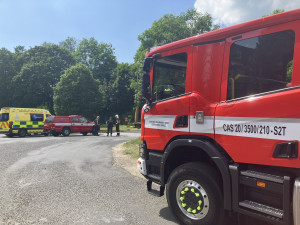 Na přejezdu ve Stráži se střetl vlak s nákladním autem, na místě jsou zranění