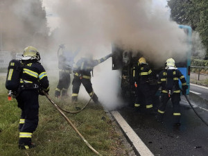 U viaduktu na Františkově hořel autobus, nikomu se nic nestalo