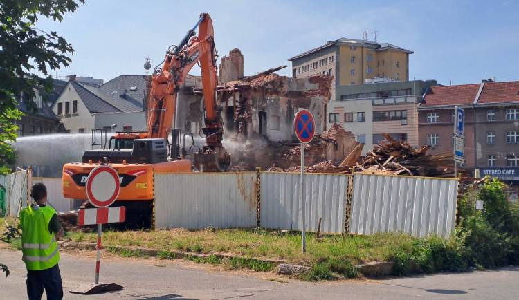 Budova na Papírovém náměstí mizí velmi rychle. 