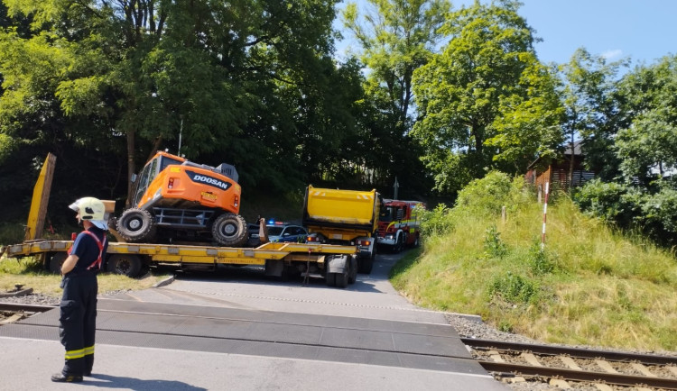 Na přejezdu ve Stráži se střetl vlak s nákladním autem, na místě jsou zranění