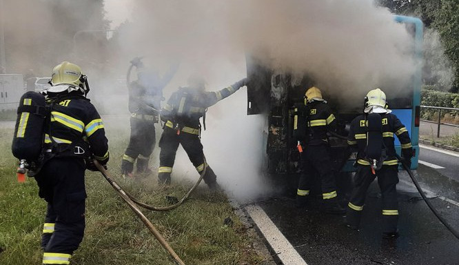 Hořící autobus zaměstnal večer liberecké hasiče.