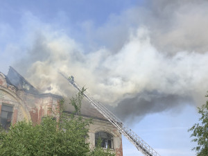 V Kamenickém Šenově hoří bývalá továrna na lustry Eliáška