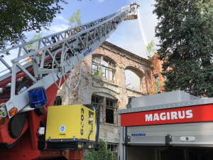 V Kamenickém Šenově hoří bývalá továrna na lustry Eliáška