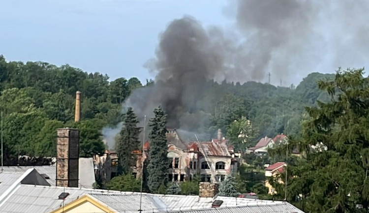 Hořící továrna Elias Palme v Kamenickém Šenově.