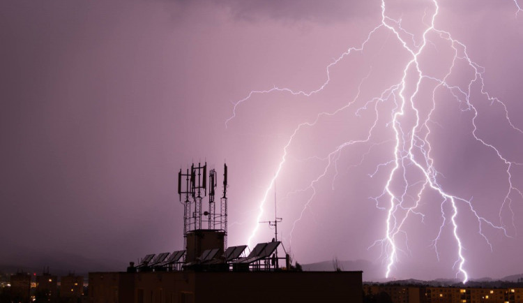 Na Liberecký kraj se seženou extrémně silné bouřky. Kroupy mohou mít pět centimetrů