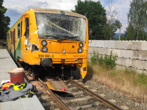 Video ze srážky vlaku s nákladním autem ve Stráži. Policie zjišťuje, zda fungovalo signalizační zařízení