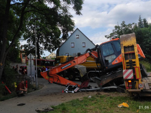 Video ze srážky vlaku s nákladním autem ve Stráži. Policie zjišťuje, zda fungovalo signalizační zařízení