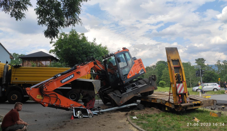 Video ze srážky vlaku s nákladním autem ve Stráži. Policie zjišťuje, zda fungovalo signalizační zařízení