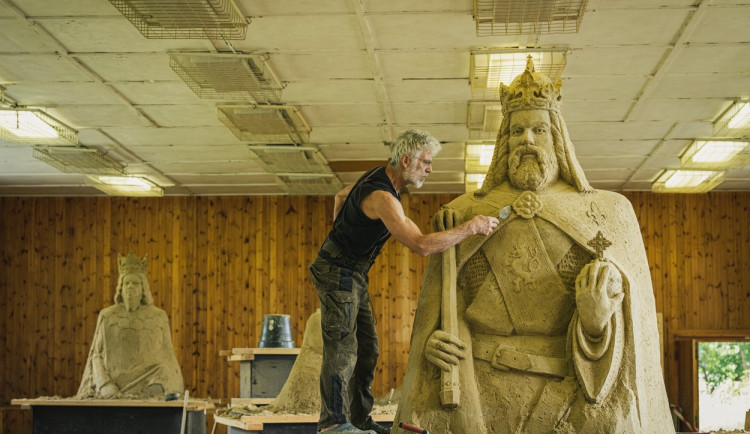 V tělocvičně vznikají sochy z písku.