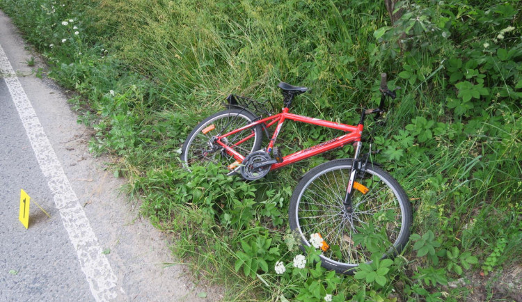 Cyklista nezvládl jízdu a skončil v příkopě. Před jízdou toho dost vypil
