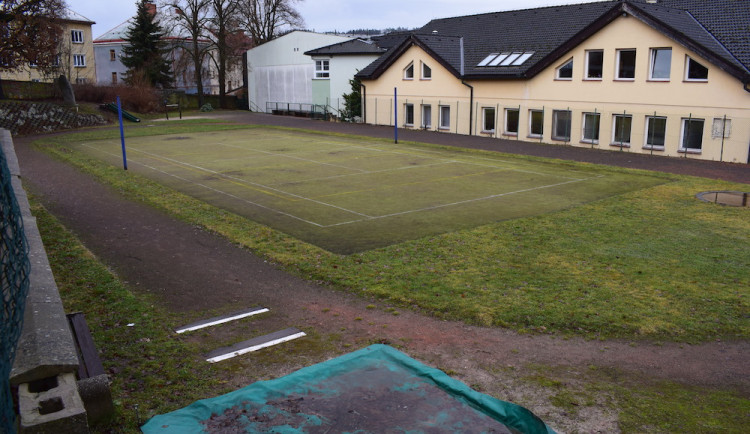 Dotaci škola využije na opravu hřiště