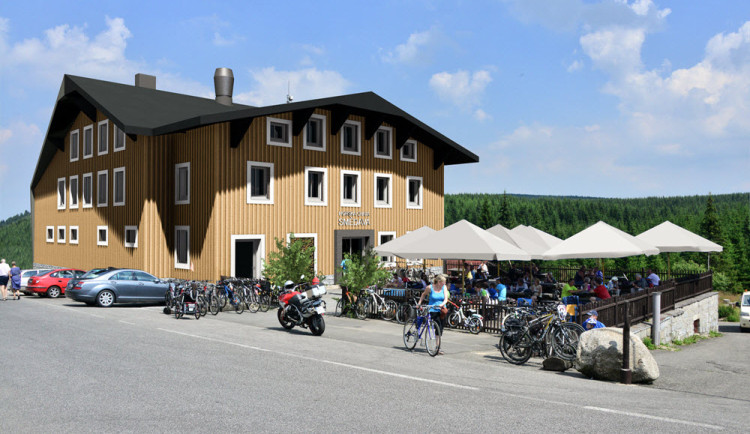 Nová chata na Smědavě se chystá otevřít. Ochráncům přírody se nelíbí její podoba