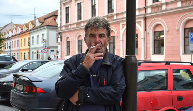 Čtvtrstoletí sledoval z parkoviště České Budějovice. Nejhorší je zima, vypráví