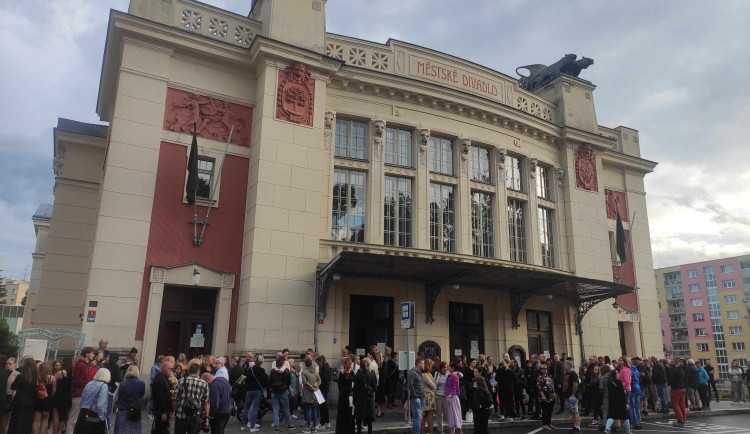 Lidé se sešli před jabloneckým divadlem.