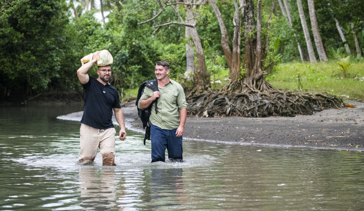 Tomáš Ouhel (vlevo) a František Příbrský v terénu v Indonésii.
