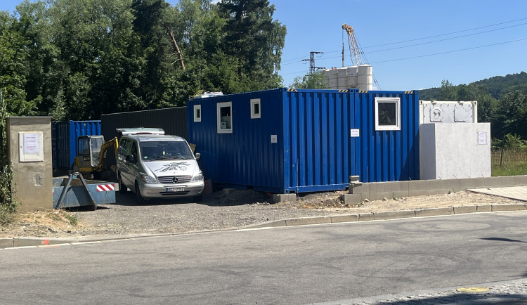 Lidem vadí chladicí kontejnery pohřební služby. Reagujeme na to, tvrdí firma