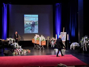 Jablonec se rozloučil s Pavlem Žurem. Lidé se řediteli poklonili v divadle