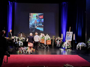 Jablonec se rozloučil s Pavlem Žurem. Lidé se řediteli poklonili v divadle