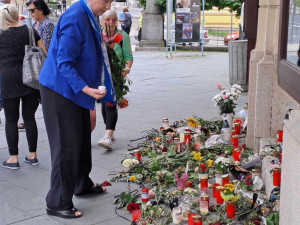 Jablonec se rozloučil s Pavlem Žurem. Lidé se řediteli poklonili v divadle