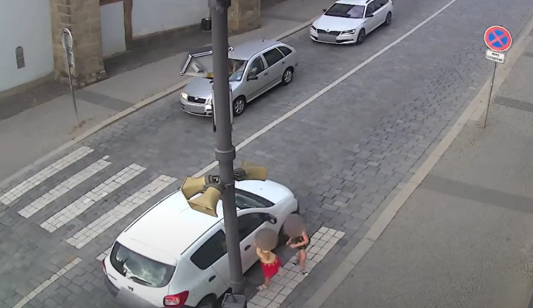 Porazil dvě dívky, následně ujel. K nehodě se ale přiznal