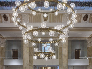 Na hosty festivalu září v karlovarském hotelu desítky skleněných bublinek