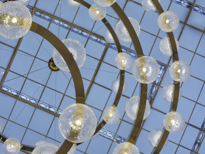 Na hosty festivalu září v karlovarském hotelu desítky skleněných bublinek