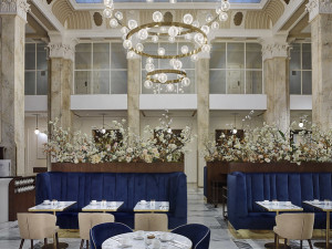 Na hosty festivalu září v karlovarském hotelu desítky skleněných bublinek