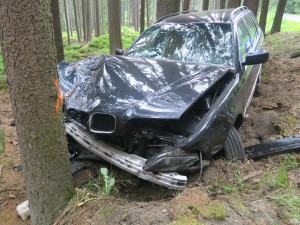 Řidiče přemohl mikrospánek a narazil s vozem do stromu a kamene