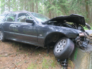 Řidiče přemohl mikrospánek a narazil s vozem do stromu a kamene