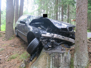 Řidiče přemohl mikrospánek a narazil s vozem do stromu a kamene