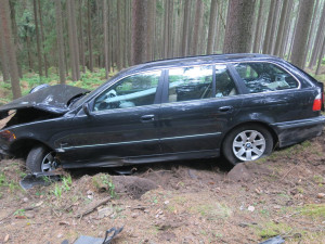 Řidiče přemohl mikrospánek a narazil s vozem do stromu a kamene