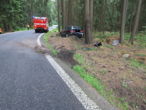 Řidiče přemohl mikrospánek a narazil s vozem do stromu a kamene
