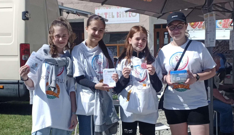 Peníze vybírali především žáci z různých škol.