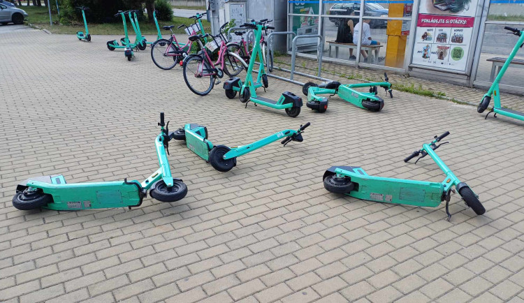 Problém s parkováním koloběžek. Hříšníkům hrozí snížení rychlosti či zákaz