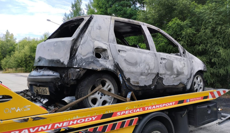 Další požáry automobilů v Českých Budějovicích. Nad ránem hořela dvě auta