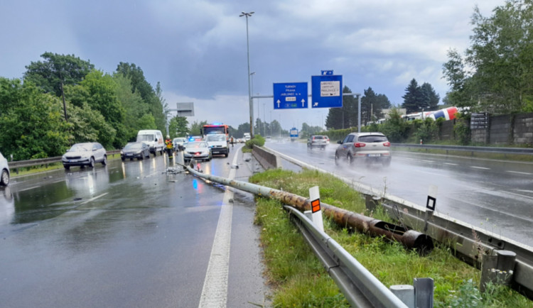 Silný vítr při bouřce vyvrátil lampu do silnice.