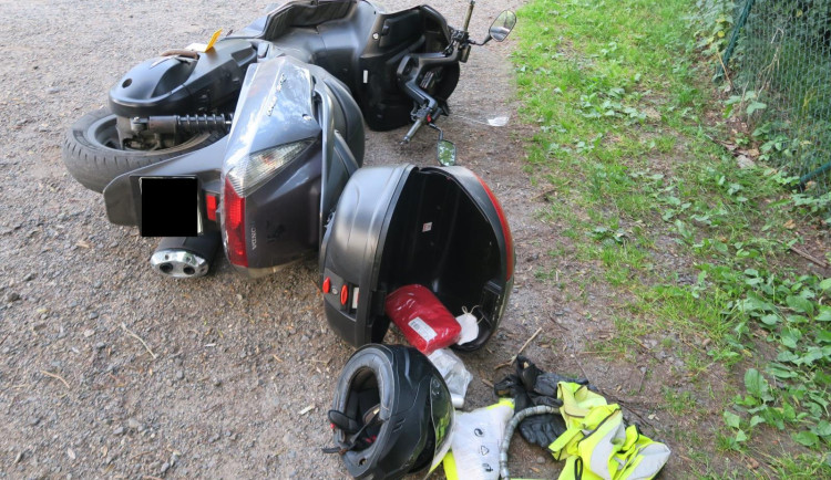 Motorkář vyrazil na cestu opilý a bez helmy. Jízda skončila karambolem