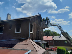 Hasiči v uplynulých dnech zápolili s požárem lesa i dřevěných staveb