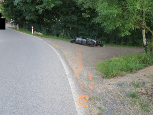 Motorkář vyrazil na cestu opilý a bez helmy. Jízda skončila karambolem
