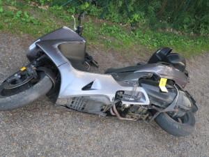 Motorkář vyrazil na cestu opilý a bez helmy. Jízda skončila karambolem