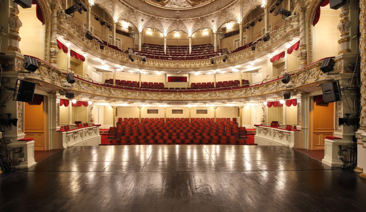 Jeviště ještě s původní podlahou.