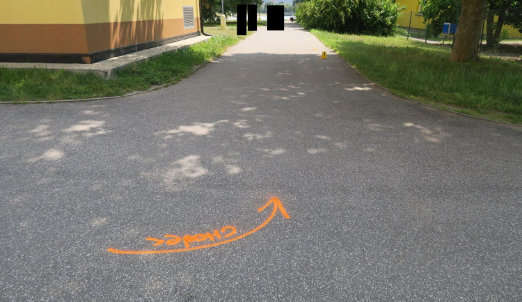 Místo srážky cyklisty s bruslařkou.