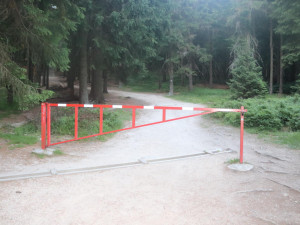 Turistku zranil valící se pivní sud, uvolnil se z přívěsného vozíku