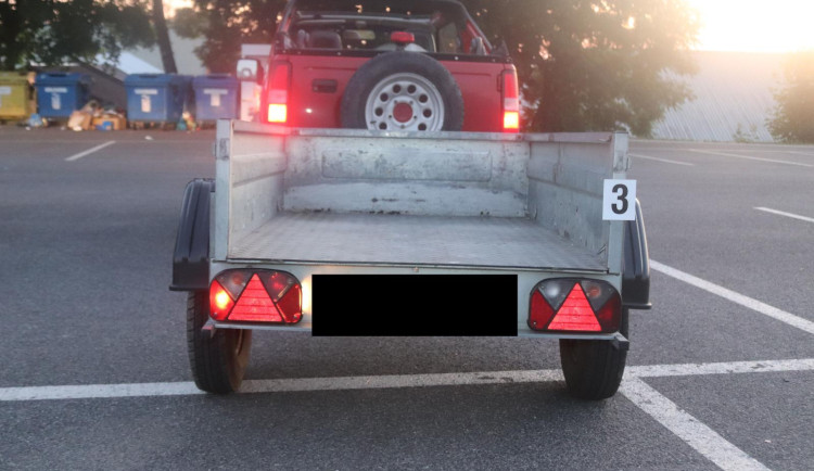 Auto, ze kterého sudy spadly.