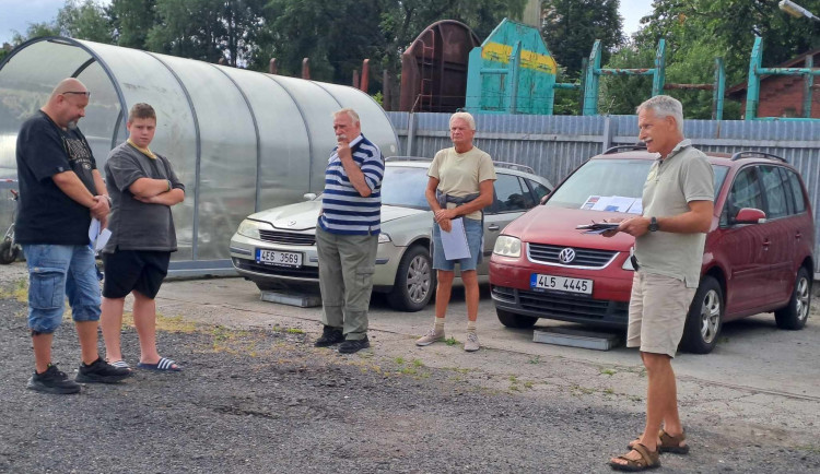 Dražba odtažených aut se odehrála na odstavném parkovišti.